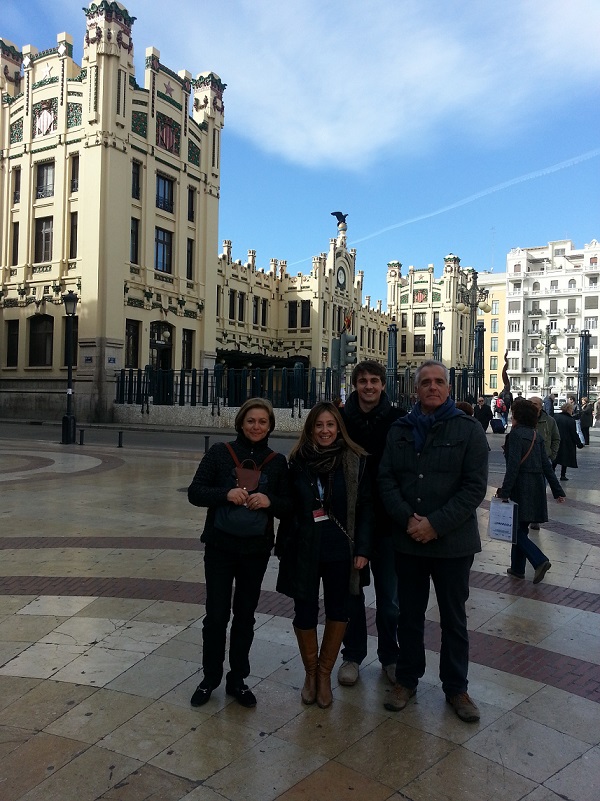 Et aujourd’hui nous avons visité le centre-ville de ‪#‎Valencia‬ avec Frédéric, Christine et Remy. Derrière nous, la gare du Nord de #Valencia. France, Février 2014