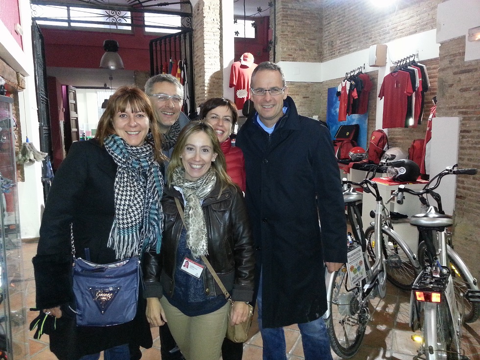 Françoise, Marie, Philippe et Olivier ont découvert avec nous Valencia à vélo, juste avant de chauffer les moteurs pour le marathon de dimanche. Bonne course !!!! Strasbourg _ Nov.2013